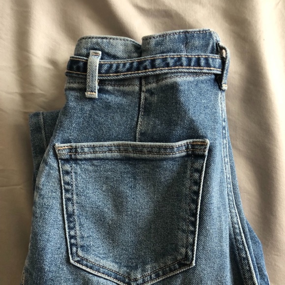 Hollister Ultra High-Rise Mom Jean - Picture 4 of 6